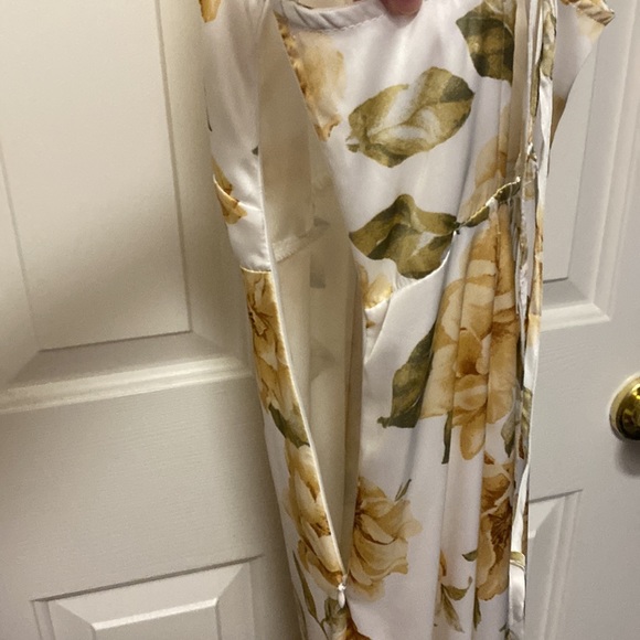 Your lightweight sleek summer dress of your dreams! - Picture 3 of 4